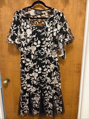 602. Alex Evenings Evening Floral Lace Overlay Dress in Black and Cream